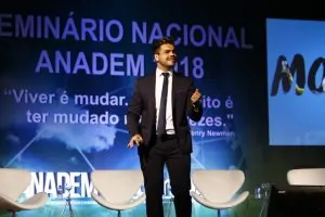 palestrante em brasilia realiza palestra de vendas e motivação janderson santos