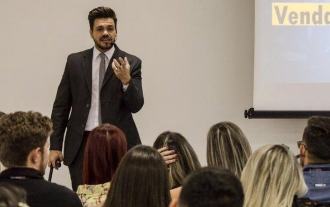 palestrante de vendas e motivação janderson santos realizando palestra claro