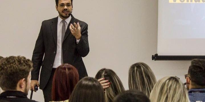 palestrante de vendas e motivação janderson santos realizando palestra claro