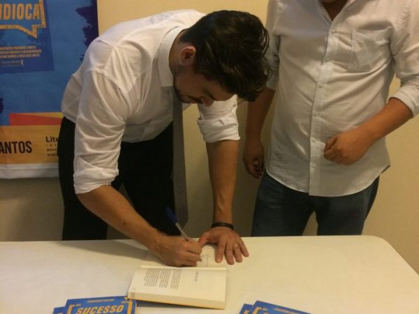 Laçamento livro sucesso é mandioca em Belém palestrante vendas e motivação