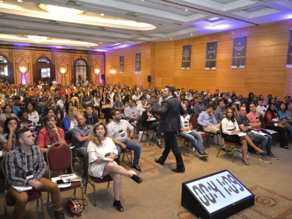 Fotos em congressos com o palestrante de vendas e motivação especialista em motivar equipes comerciais Janderson Santos convenção