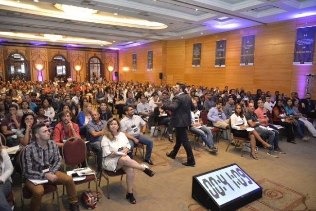Fotos em congressos com o palestrante de vendas e motivação especialista em motivar equipes comerciais Janderson Santos convenção