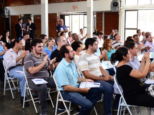 Janderson Santos realiza palestra de vendas com magica