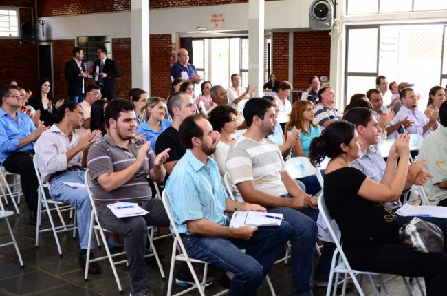 Janderson Santos realiza palestra de vendas com magica