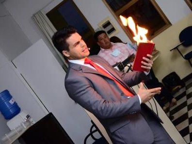 Janderson Santos magica livro do fogo em palestra motivacional e de vendas