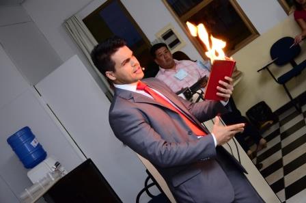 Janderson Santos magica livro do fogo em palestra motivacional e de vendas