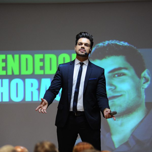 Palestrante de vendas janderson santos realiza evento em goiania