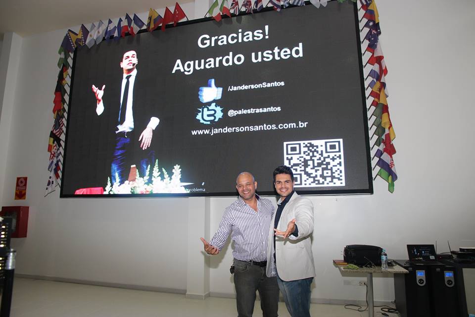 Palestrante de vendas Janderson Santos em convenção de equipe comercial
