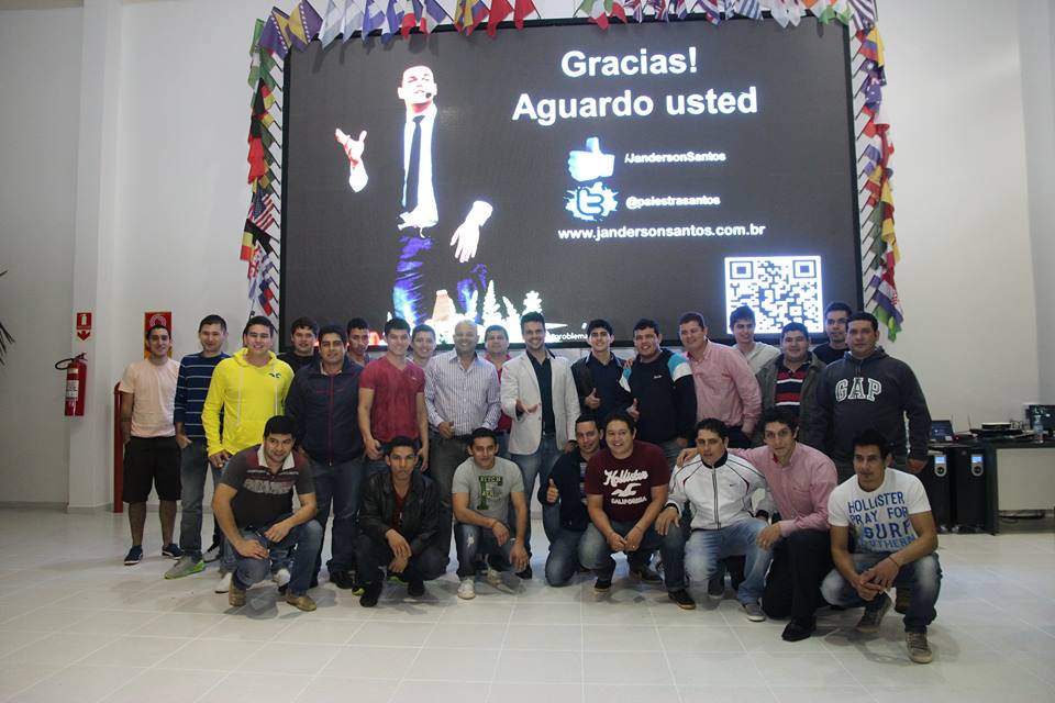 Palestrante de convenção de vendas prendendo a atenção da plateia