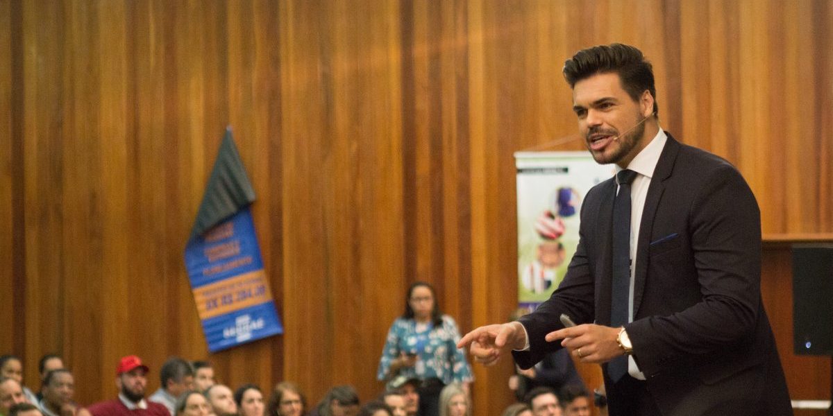 palestrante janderson santos fazendo gesto motivacional