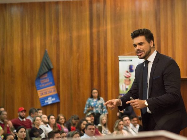 palestrante janderson santos fazendo gesto motivacional