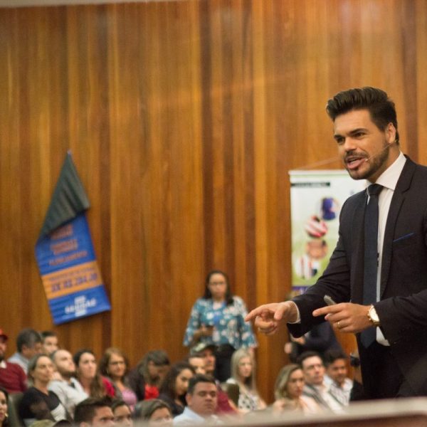 palestrante janderson santos fazendo gesto motivacional