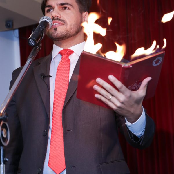 palestrante com livro pegando fogo em são paulo