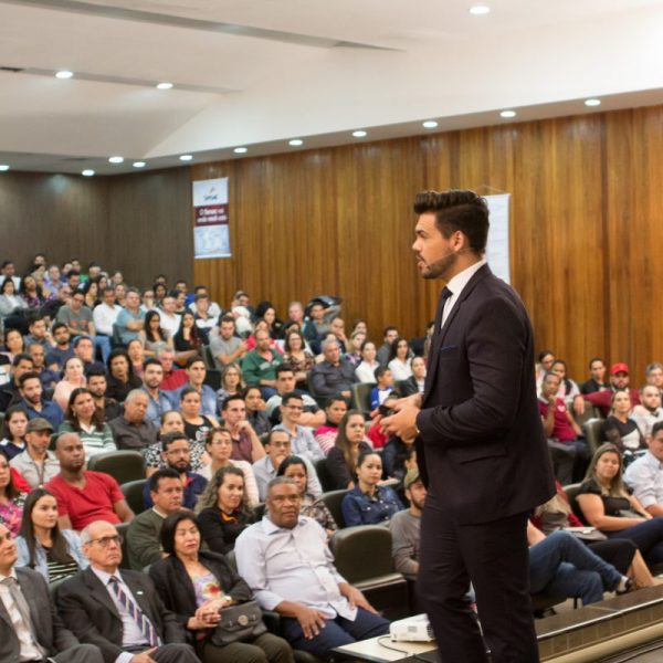 palestrante de vendas falando com plateia
