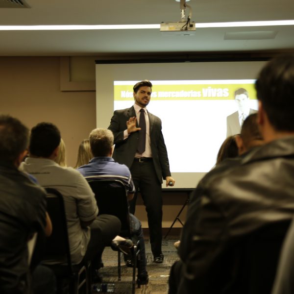 palestrante janderson em treinamento de vendas