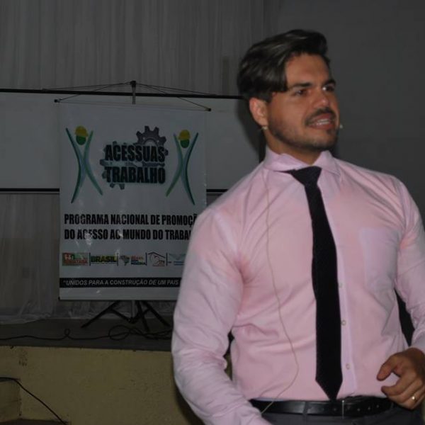 palestrante janderson santos realizando palestra motivacional em minas gerais