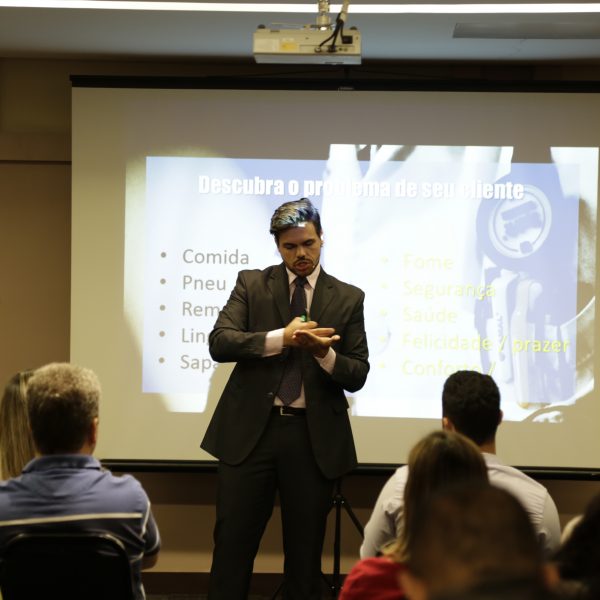 palestrante explicando vendas para público