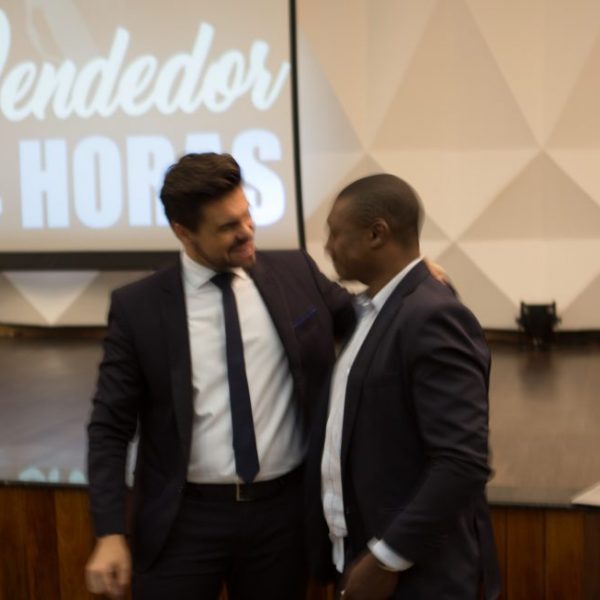 palestrante janderson conversando com homem moreno