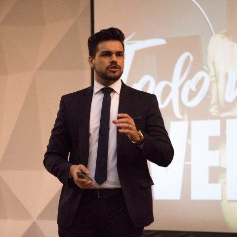 PAlestrante janderson santos realizando palestra de vendas