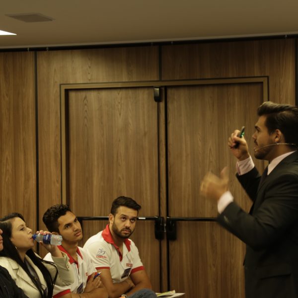 janderson santos treinando equipe de vendedores