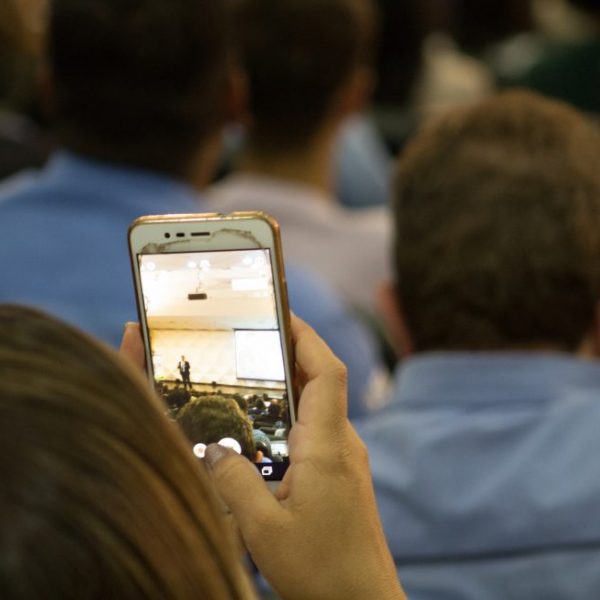 mulher filmando palestra de vendas de janderson santos