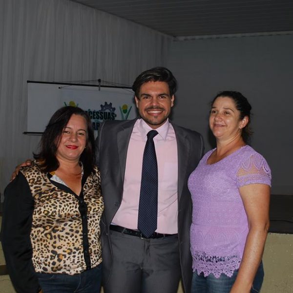 janderson santos tirando fotos com participante de palestra em brasilia