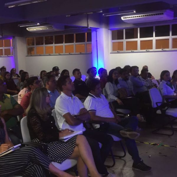 palestrante de vendas e atendimento janderson santos realizando palestra no para