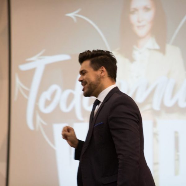 Palestrante Janderson Santos falando sobre motivação