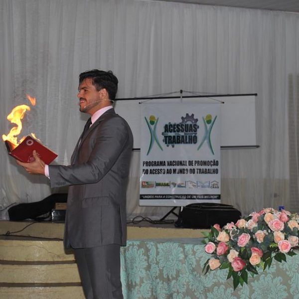 palestrante show magico com livro pegando fogo