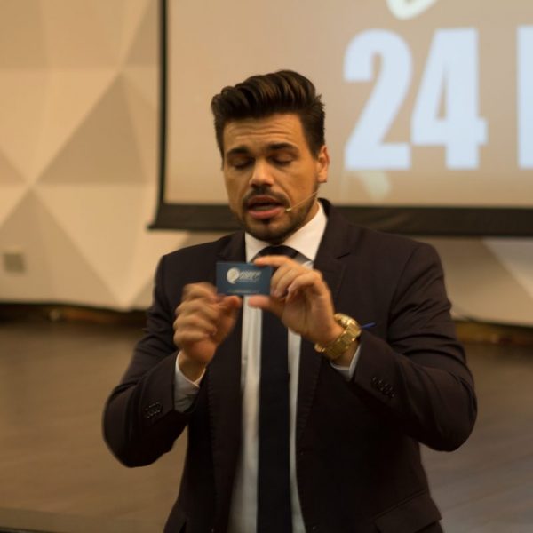 janderson santos mostrando cartão de vendas