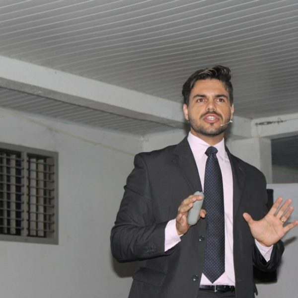 palestrante janderson realizando palestra de vendas