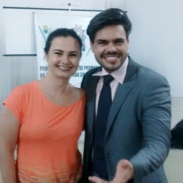 janderson santos tirando fotos com participante de palestra