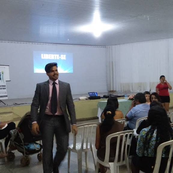 palestrante de vendas janderson santos andando na plateia