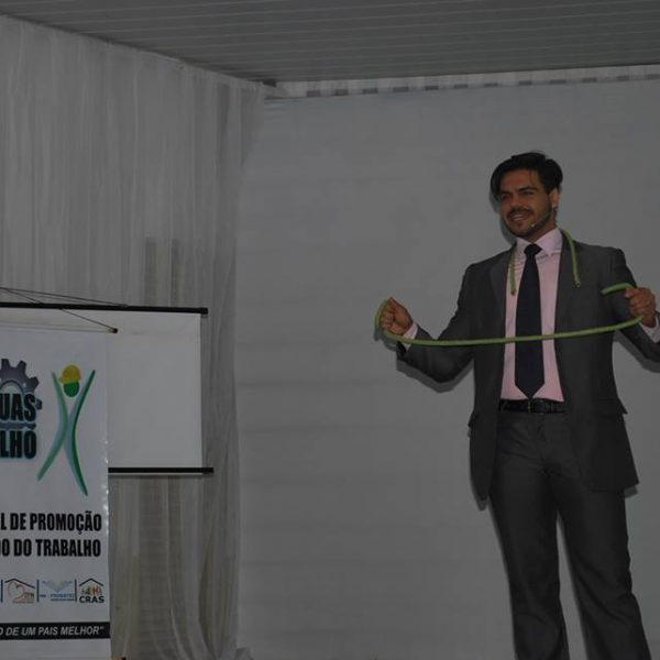 palestrante motivacional magico janderson santos segurando corda