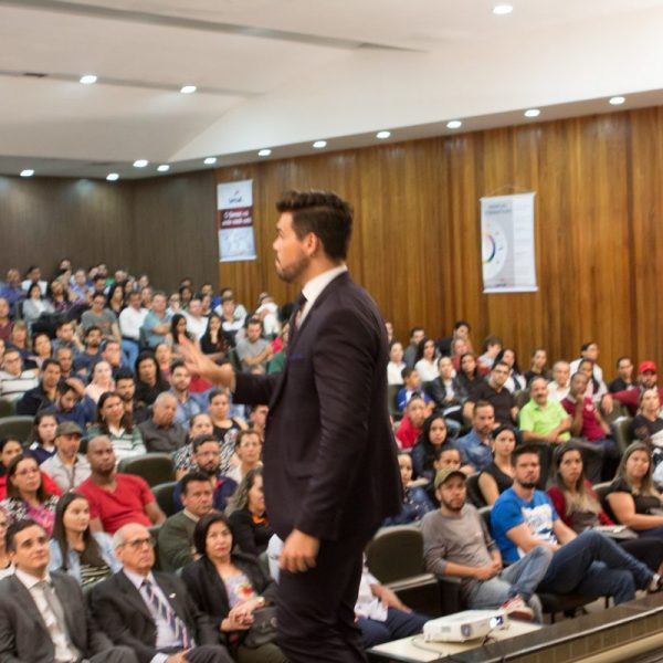 Palestrante com plateia de vendas janderson santos