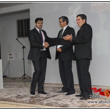 tres pessoas apertando as mãos