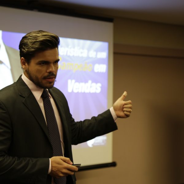 janderson santos fazendo sinal de joinha palestrante