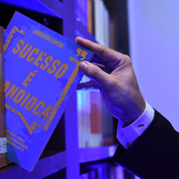 livro sucesso é mandioca do palestrante de vendas janderson santos