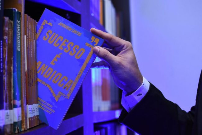 livro sucesso é mandioca do palestrante de vendas janderson santos