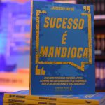 livro sucesso é mandioca do palestrante janderson santos