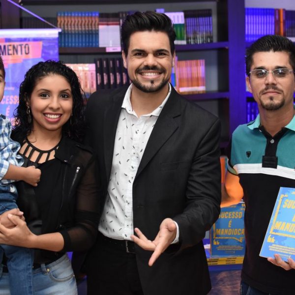 palestrante de vendas janderson santos lança livro sucesso é mandioca