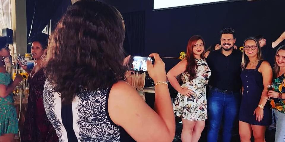 JANDERSON SANTOS TIRANDO FOTO COM PARTICIPANTES DA PALESTRA PARA SECRETÁRIAS JANDERSON SANTOS TIRANDO FOTO COM PARTICIPANTES DA PALESTRA PARA SECRETÁRIAS