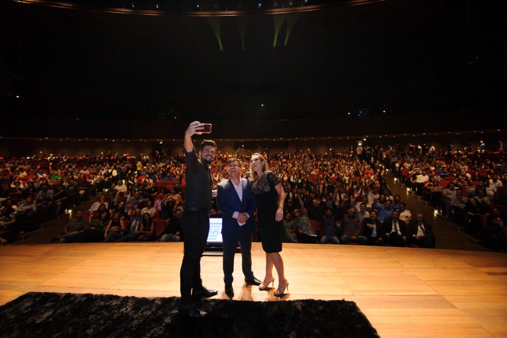 Plateia na palestra motivacional de vendas de Janderson Santos