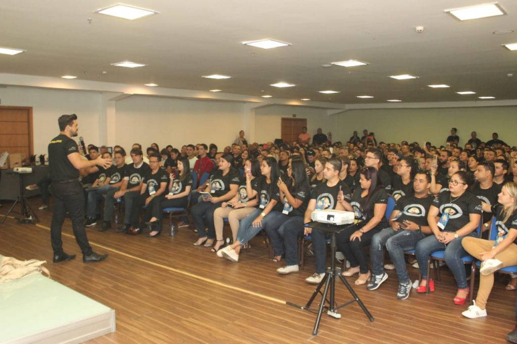 Janderson Santos, palestrante de vendas, na convenção da Distribuidora Nova Era em Manaus
