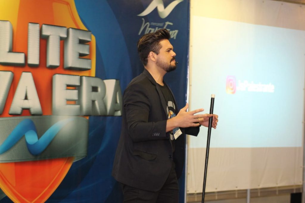 Janderson Santos, palestrante de vendas, na convenção da Distribuidora Nova Era em Manaus
