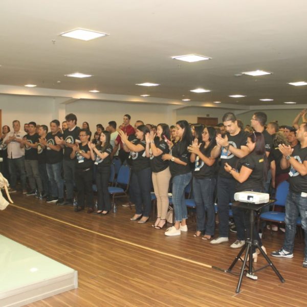 janderson santos aplaudido de pé em manaus convenção de vendas Nova ERA