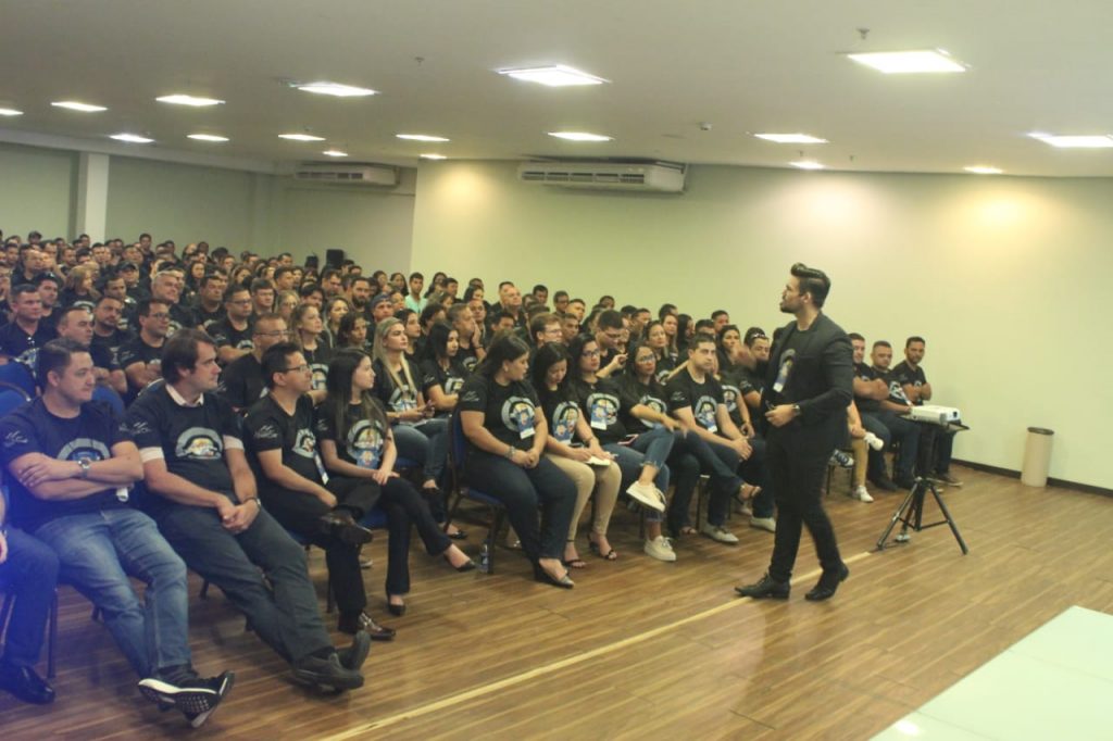 Janderson Santos, palestrante de vendas, na convenção da Distribuidora Nova Era em Manaus