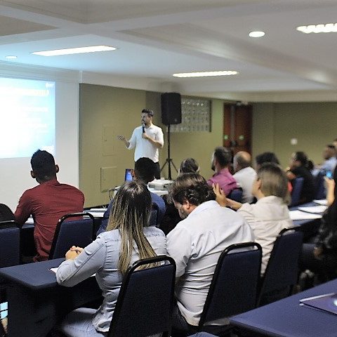 Melhor palestrante do brasil treinador de vendas expert janderson santos