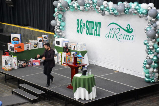 Sipat Diroma com o mago das vendas Janderson Santos Janderson Santos, o Mago das Vendas, palestrante de vendas em um evento