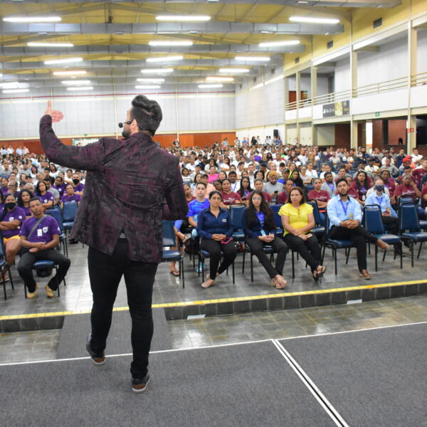 O mago das vendas realiza palestra SIPAT grupo DiRoma